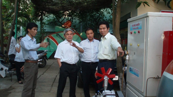 Bộ trưởng Bộ KH&CN Nguyễn Quân (thứ hai từ trái sang) đánh giá cao phát minh của kỹ sư Phan Đình Phương (ngoài cùng bên phải).