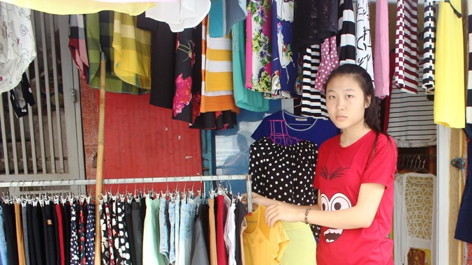Vũ Thị Tuyến đang bán quần áo thuê ở Hà Nội để kiếm tiền ăn học. Ảnh: Quang Lộc.