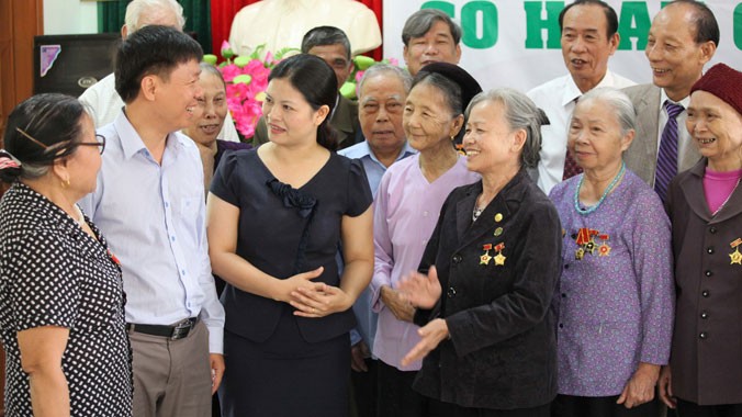 Phó TBT báo Tiền Phong Trần Thanh Lâm, Bí thư Tỉnh Đoàn Hà Giang Vương Ngọc Hà thăm hỏi các Cựu TNXP về nhận quà.