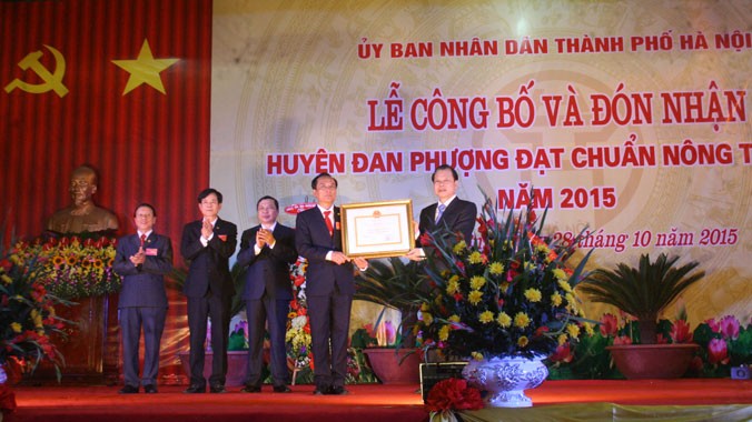 Phó Thủ tướng Vũ Văn Ninh trao Bằng công nhận huyện NTM cho lãnh đạo huyện Đan Phượng.