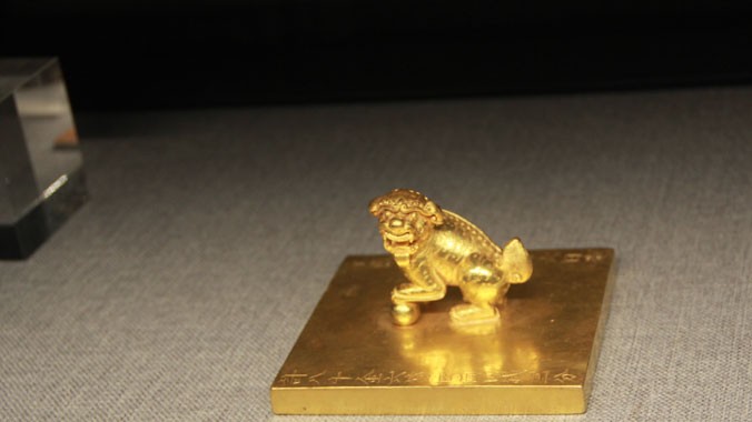Tượng sư tử trên ấn Đại Nam hiệp kỷ lịch chi bảo, sưu tập Cung đình triều Nguyễn tại trưng bày. Ảnh: Toan Toan.