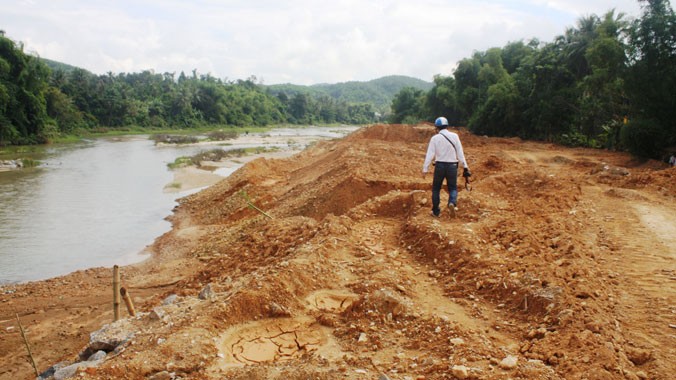 Cty TNHH MTV Hữu Hay đổ đất đá lấp sông Trường ngay trước mặt huyện Bắc Trà My. Ảnh: Nguyễn Thành.