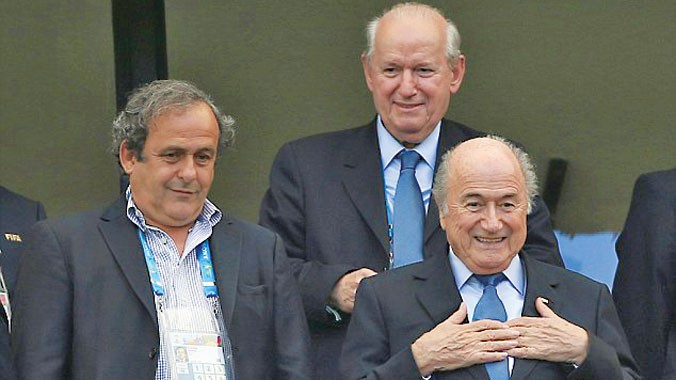 Chủ tịch FIFA Blatter (phải) và Chủ tịch UEFA Michel Platini (trái) ngày còn thân thiết. Ảnh: EMPICS SPORT.