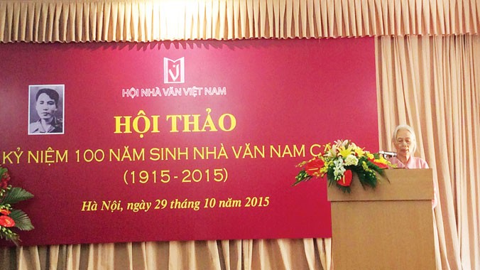 Bà Trần Thị Hồng con gái nhà văn Nam Cao phát biểu tại hội thảo.
