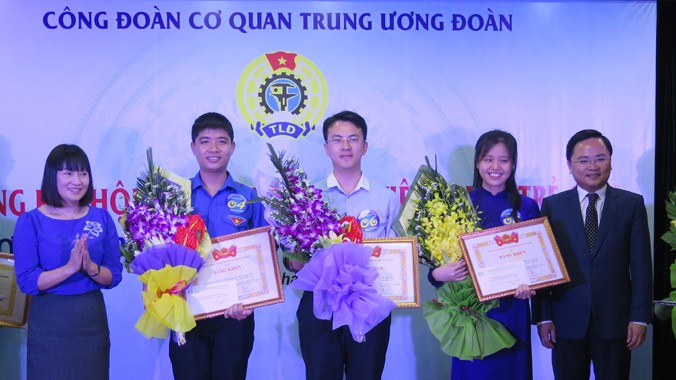 Bí thư Trung ương Đoàn Nguyễn Anh Tuấn trao giải nhất, nhì, ba cho 3 cá nhân xuất sắc nhất cuộc thi. 