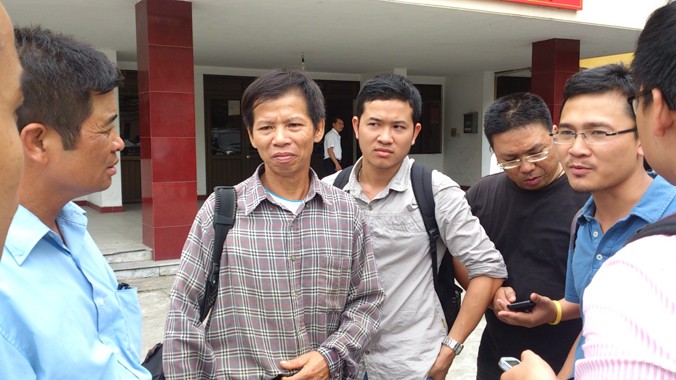 Ông Nguyễn Thanh Chấn (giữa) vừa nhận được 7,2 tỷ đồng bồi thường cho 10 năm bị tù oan.