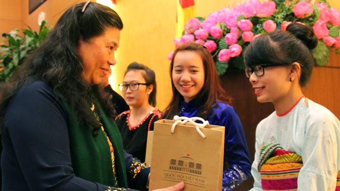 Phó Chủ tịch Quốc hội Tòng Thị Phóng tặng quà cho các học sinh, sinh viên DTTS tại buổi gặp mặt. Ảnh: Xuân Tùng.