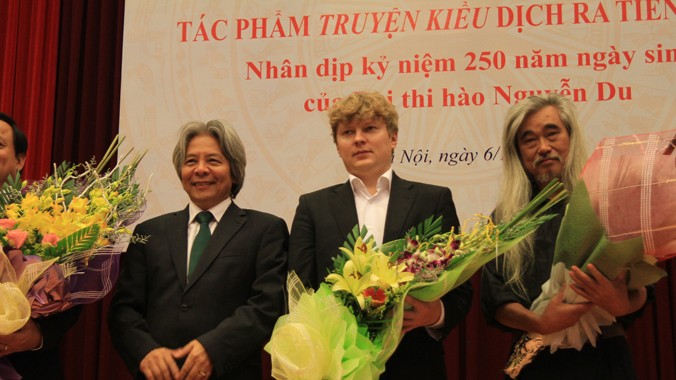 Lãnh đạo Viện Hàn lâm Khoa học Xã hội tặng hoa nhóm dịch giả Truyện Kiều, đứng giữa là Vasili Popov. Ảnh: N.M.Hà.