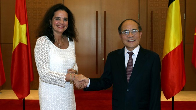 Chủ tịch Quốc hội Nguyễn Sinh Hùng đón Chủ tịch Thượng viện Bỉ Christine Defraigne. Ảnh: TTXVN.