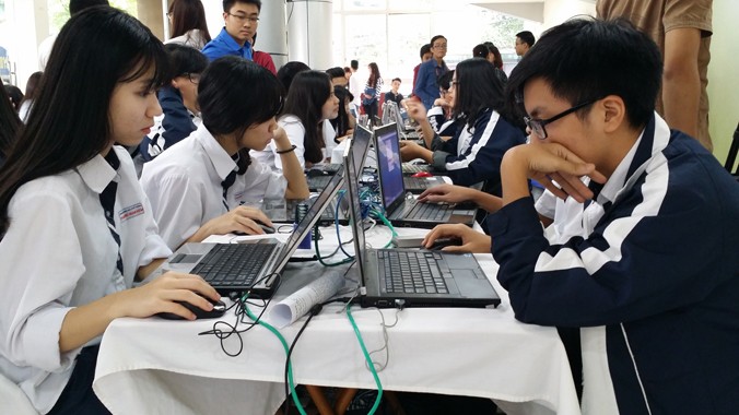 Thí sinh tham gia vòng thi trực tuyến cá nhân trong ngày đầu khai mạc cuộc thi “Tự hào Việt Nam”.