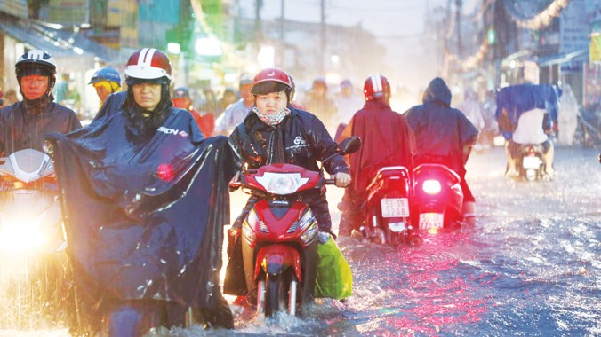 Đường Bùi Hữu Nghĩa, Phan Đăng Lưu (quận Bình Thạnh, TPHCM) ngập trong nước mưa tối 16/9. Ảnh: Thảo Nguyên.