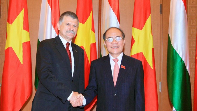 Chủ tịch Quốc hội Nguyễn Sinh Hùng hội đàm với Chủ tịch Quốc hội Hungary Kover Laszlo. Ảnh: TTXVN.