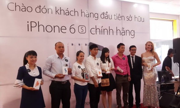 Những khách hàng nhận iPhone 6S/6S Plus chính hãng đầu tiên tại Thế giới Di động