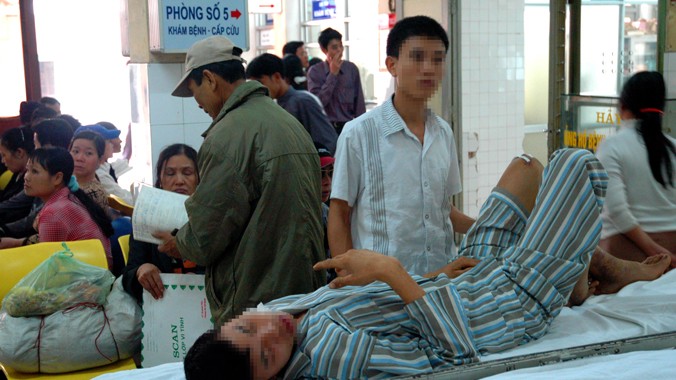 Bệnh nhân cấp cứu chờ đến lượt khám tại Bệnh viện Việt Đức . Ảnh: Hồng Vĩnh.