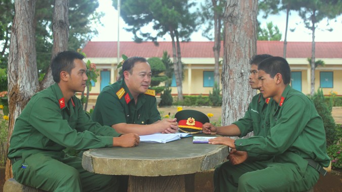 Đại úy Đặng Cao Cường (thứ 2, bên trái) trò chuyện với chiến sĩ.