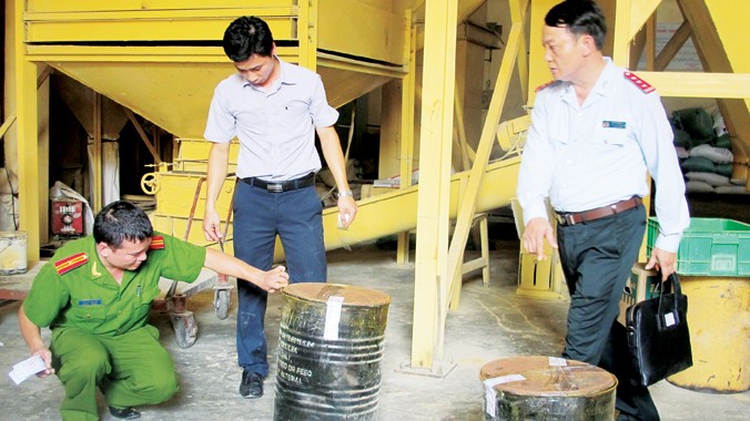 Lực lượng liên ngành bắt quả tang, xử lý, niêm phong với các lô hàng vi phạm chất cấm của Cty Trường Phú. Ảnh: Nam Khánh.
