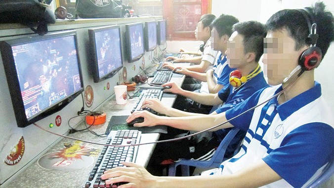 Hơn 1h sáng, các sinh viên là “chiến binh” cày game thuê đang miệt mài với công việc ở một quán internet trên đường Lương Thế Vinh.