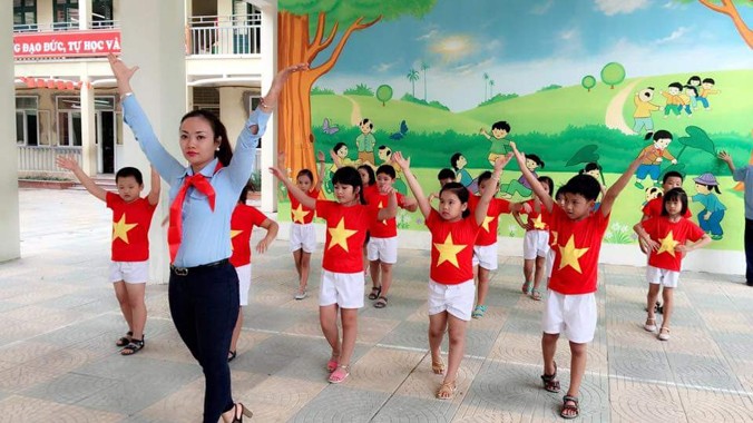 Tổng phụ trách Đội trường Tiểu học Phương Liệt Bùi Thị Thu Phương trong giờ dạy múa cho học sinh.