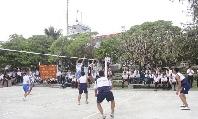 Binh sĩ hải quân Việt Nam và Philippines giao lưu thể thao trên đảo Song Tử Tây ngày 8-6-2014 - Ảnh: Reuters