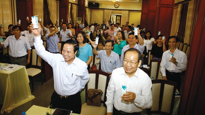 Ông Hoàng Thanh Vân (Cục Trưởng Cục Chăn nuôi) và ông Nguyễn Văn Đang (Chủ tịch Hội Chăn nuôi Việt Nam) cùng thưởng thức “đặc sản” 100% sữa tươi Ba Vì.