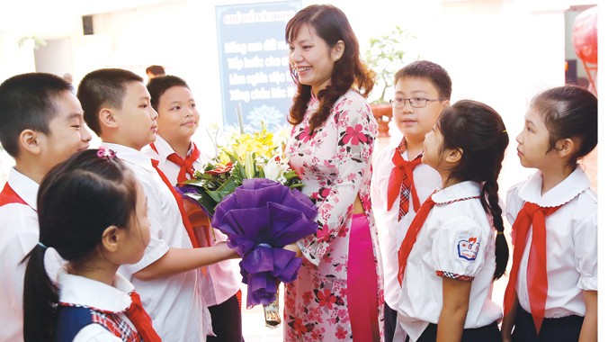 Cô giáo Lương Thúy Hoa dạy lớp 4A môn Tiếng Việt - Trường Tiểu học Thăng Long (Hà Nội) được học sinh tặng hoa chúc mừng nhân ngày 20/11. Ảnh : Ngọc Châu.