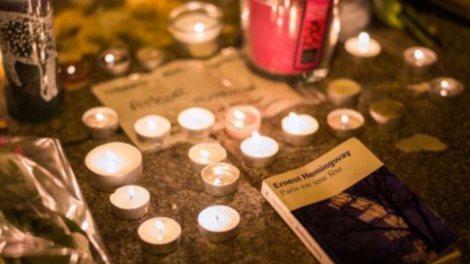 Cạnh hoa và nến tưởng niệm nạn nhân khủng bố là “Hội hè miên man” của Hemingway.