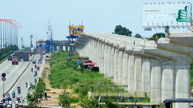 Đường sắt trên cao đang thi công chạy song song cùng Xa lộ Hà Nội đoạn từ cầu Sài Gòn (Q2) đễn Dĩ An (Bình Dương). Ảnh: Lê Quân.