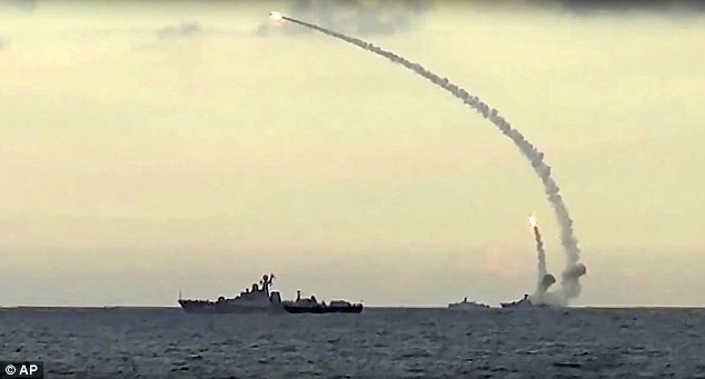 Chiến hạm Nga thuộc Hạm đội biển Caspian nã tên lửa diệt IS hôm 20/11. Ảnh: AP.