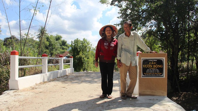 Vợ chồng ông Lê Văn Thành bên cây cầu Vườn Bộng. Ảnh: Hoài Văn.