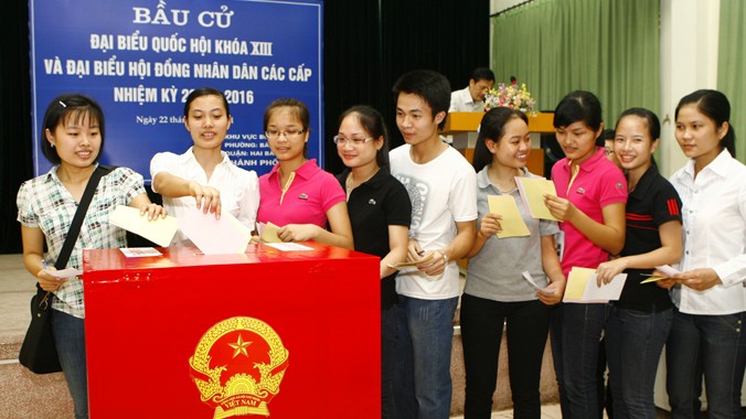 Cử tri tham gia bầu cử Quốc hội khóa XIII và HĐND nhiệm kỳ 2011 - 2016 tại Hà Nội. Ảnh: Hồng Vĩnh.