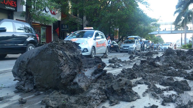 Bùn thải đổ thành khối trên đường Trần Duy Hưng sáng 17/11. Ảnh: Xuân Ân.