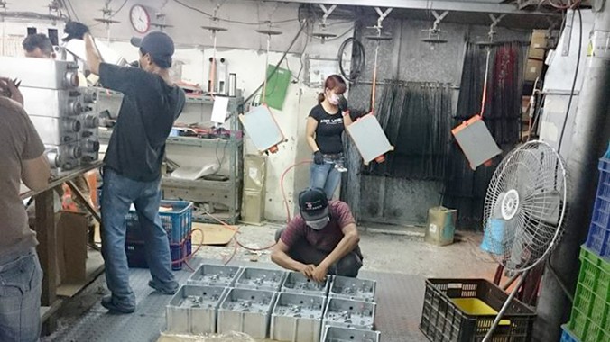 Lao động Việt Nam làm việc trong một xưởng cơ khí tại Đài Loan.
