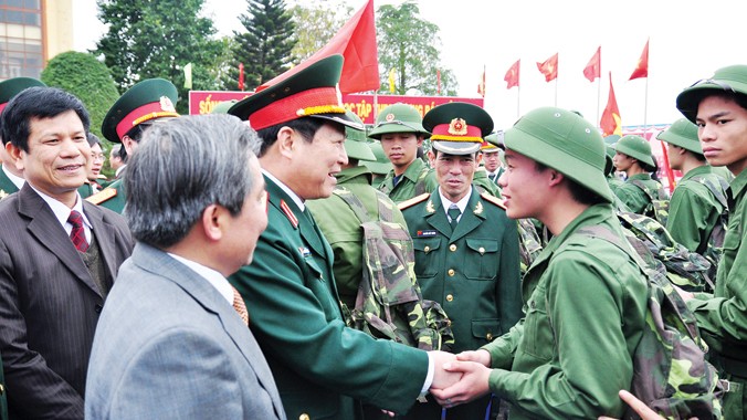 Đại tướng Ngô Xuân Lịch, Chủ nhiệm Tổng cục Chính trị QĐND Việt Nam và lãnh đạo địa phương động viên thanh niên Quân khu 3 lên đường tòng quân.