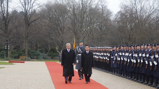 Tổng thống Đức Joachim Gauck và Chủ tịch nước Trương Tấn Sang duyệt Đội Danh dự Quân đội Đức. Ảnh: Nguyễn Tuấn.
