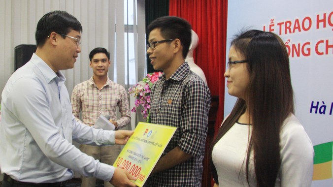 Anh Lê Quốc Phong, Bí thư T.Ư Đoàn, Chủ tịch Hội SVVN trao học bổng cho sinh viên xuất sắc có hoàn cảnh khó khăn.