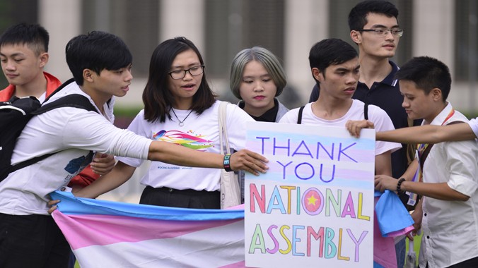 Nhiều thanh niên vui mừng trước việc Quốc hội thông qua quyền chuyển đổi giới tính. Ảnh: Lê Minh.