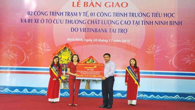 Chủ tịch HĐQT VietinBank trao biển tài trợ cho tỉnh Ninh Bình.