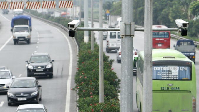 Camera giám sát tốc độ xe ô tô trên đường cao tốc Pháp Vân - Cầu Giẽ. Ảnh: Như Ý.