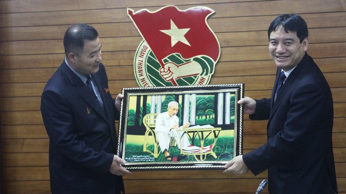 Bí thư thứ nhất T.Ư Đoàn Nguyễn Đắc Vinh trao tặng quà lưu niệm cho Chủ tịch Ủy ban Trung ương Đồng minh Thanh niên XHCN Kim Nhật Thành Jon Yong Nam.