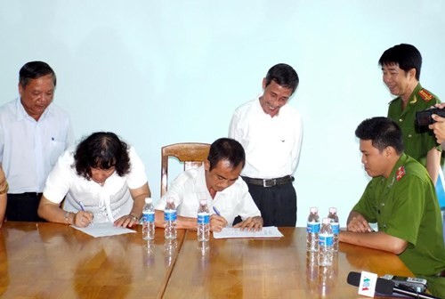 Ông Nén ký nhận quyết định đình chỉ bị can vào sáng ngày 28/11. Ảnh: Nguyễn Đình Quân.
