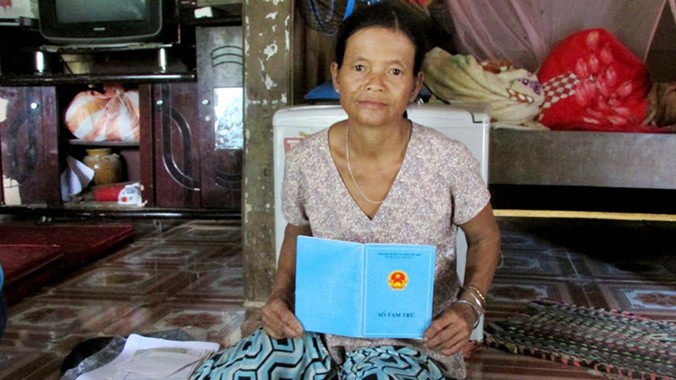 20 năm qua sống trên chính quê hương của mình ở thôn Đắc Ro nhưng chưa được công nhận quốc tịch, bà Blúp Lợ bám víu vào cuốn sổ tạm trú được chính quyền cấp.