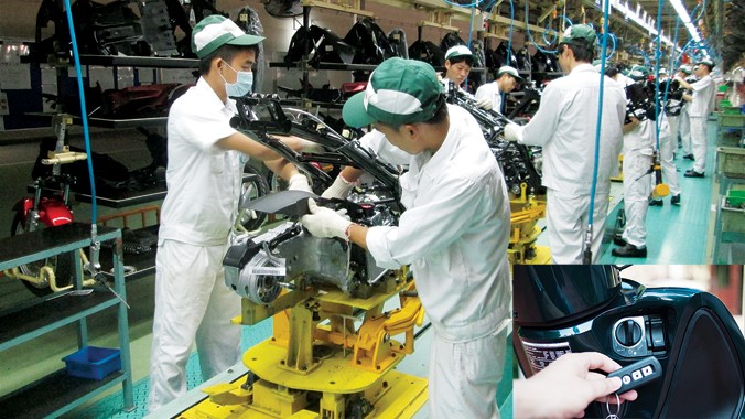 Dây chuyền lắp ráp xe máy tay ga SH ở khu công nghiệp Đồng Văn, Hà Nam (ảnh lớn); Hệ thống khóa thông minh của xe SH (ảnh nhỏ). Ảnh: PV.