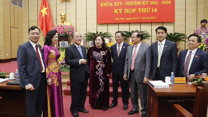 Chủ tịch Quốc hội Nguyễn Sinh Hùng cùng lãnh đạo thành ủy, HĐND, UBND TP Hà Nội giữa giờ giải lao tại phiên khai mạc hôm qua. Ảnh: Nguyễn Tú.