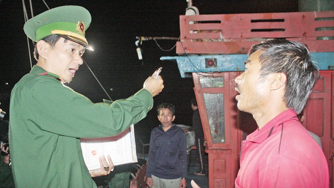 Thuyền trưởng Bùi Văn Cu trình bày sự việc với lực lượng Biên phòng tỉnh Quảng Ngãi. Ảnh: Nguyễn Thành.