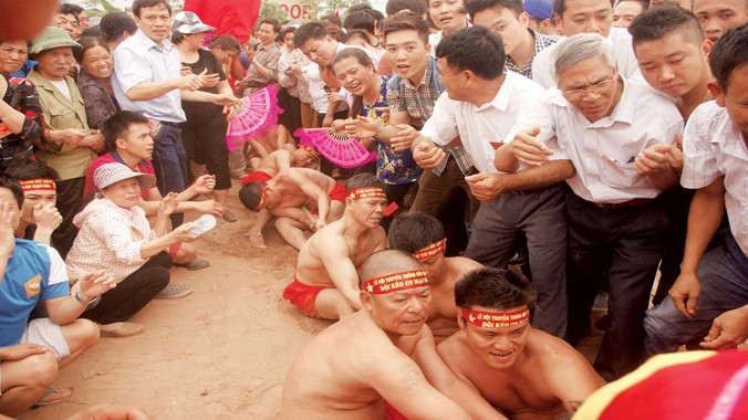 Người dân phấn khích với nghi lễ kéo co ngồi ở Long Biên, Hà Nội. Ảnh: H. Nguyên.