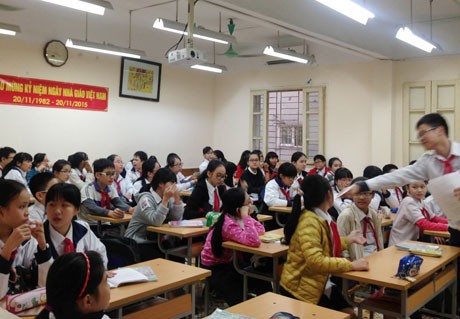 Ánh sáng tại Trường THCS Dịch Vọng, Cầu Giấy (Hà Nội) không có sự đồng nhất.