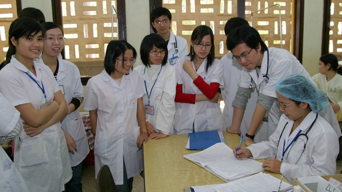 ĐH Y Hà Nội, nơi đào tạo ra nhiều bác sĩ giỏi chuyên môn cho ngành y. Trong ảnh: Một giờ thực hành của sinh viên trường ĐH Y Hà Nội tại Bệnh viện Nhi T.Ư. Ảnh: Trần Minh.