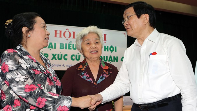 Chủ tịch nước Trương Tấn Sang tiếp xúc cử tri quận 4. Ảnh: TTXVN.