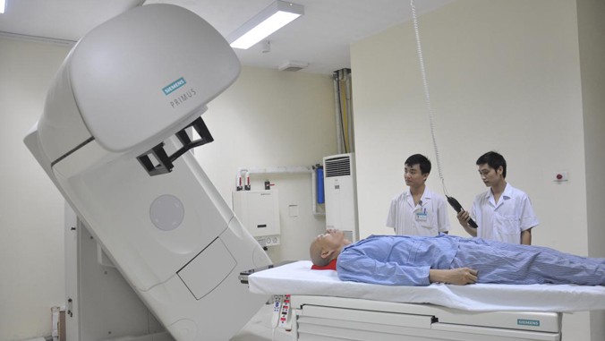 Phát hiện, điều trị ung thư bằng công nghệ cao ở bệnh viện Bạch Mai. Ảnh: Hồng Vĩnh.