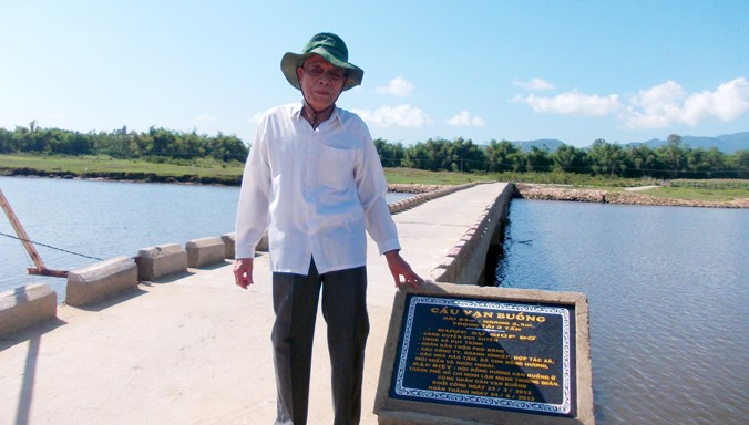 Ông Nguyễn Tráng trên cầu Vạn Buồng. Ảnh: Nguyễn Trang.